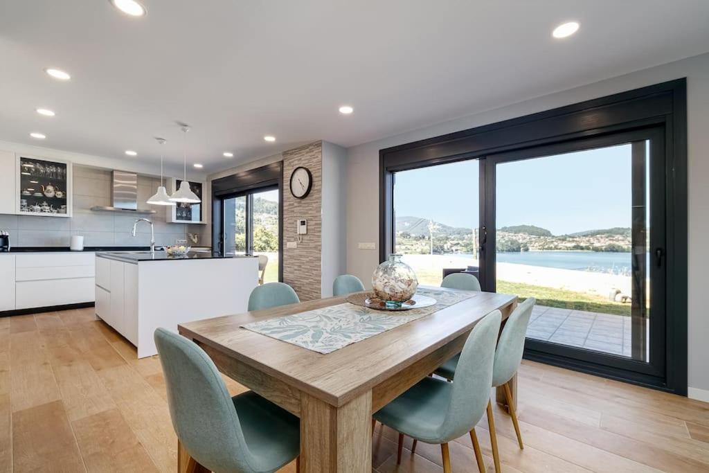 Casa nueva con piscina y vistas al mar