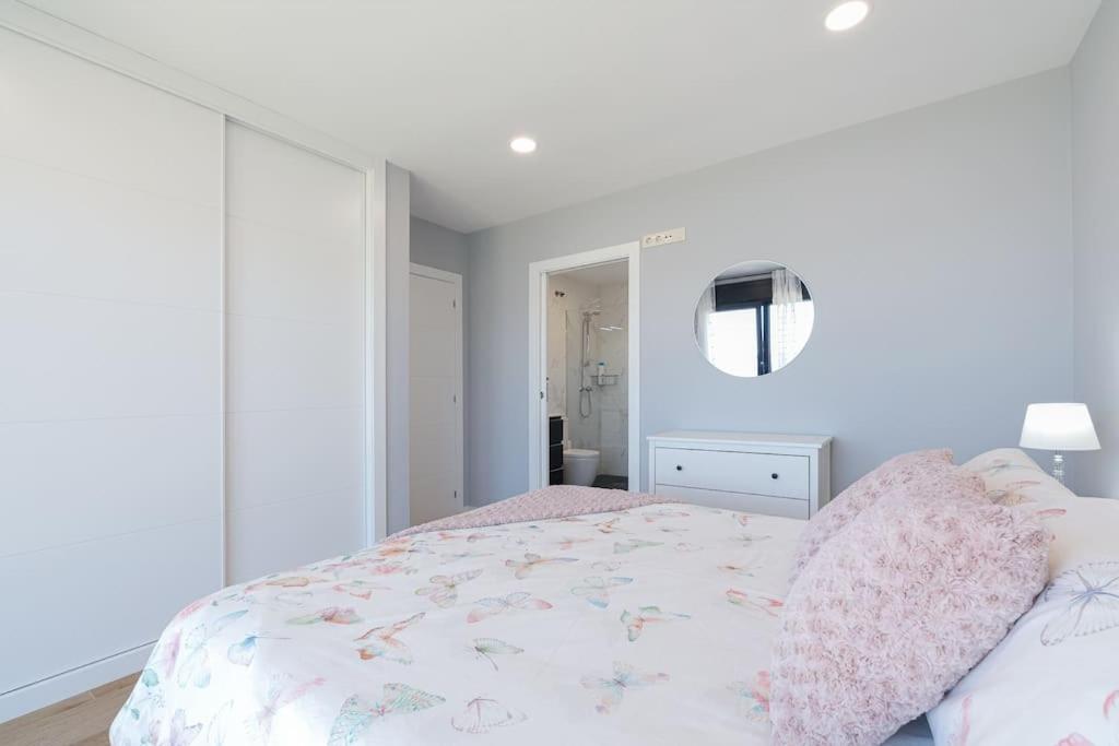 Casa nueva con piscina y vistas al mar