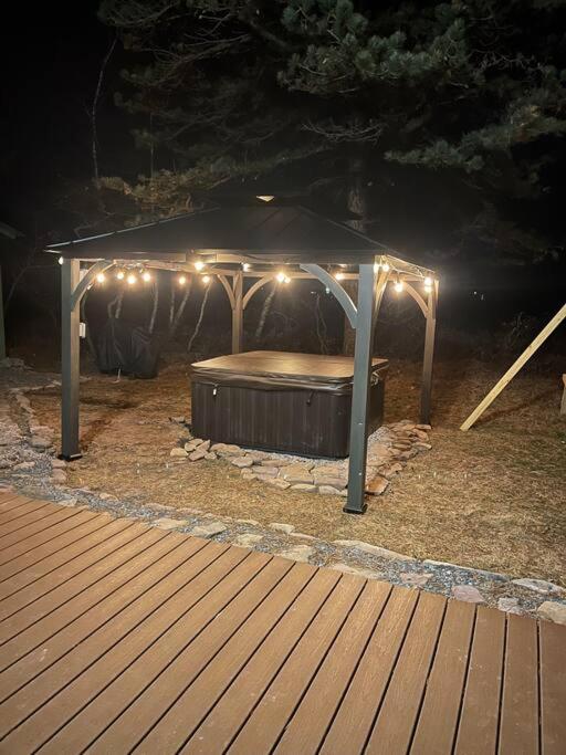 Quiet Private House w Hot Tub/Fire pit/Games