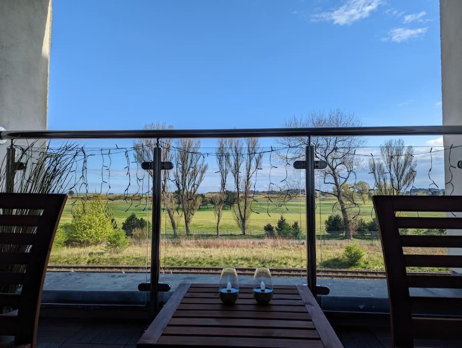 Beautiful 2 bedroom flat overlooking golf course