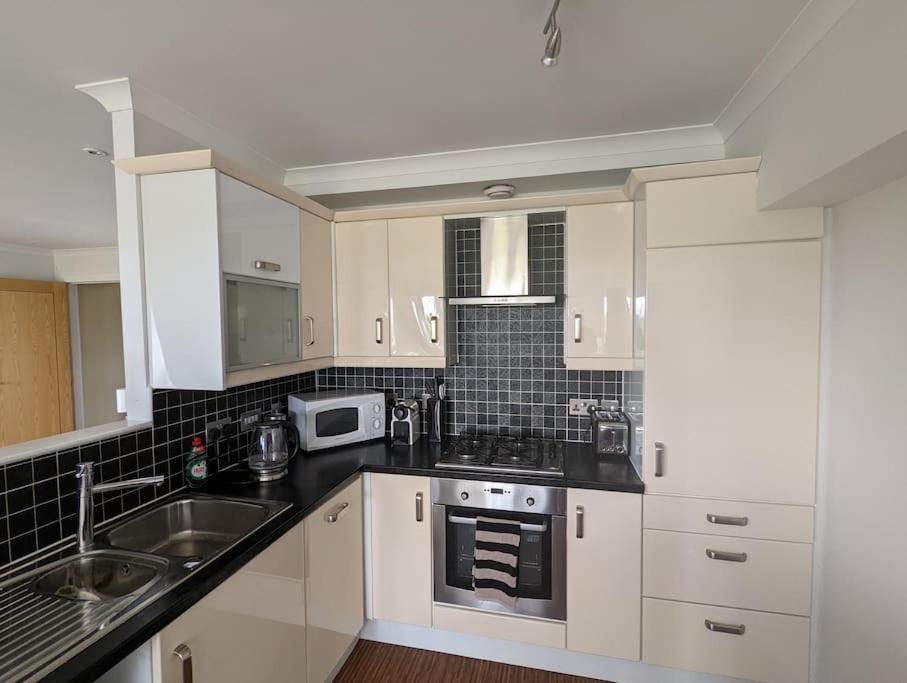 Beautiful 2 bedroom flat overlooking golf course