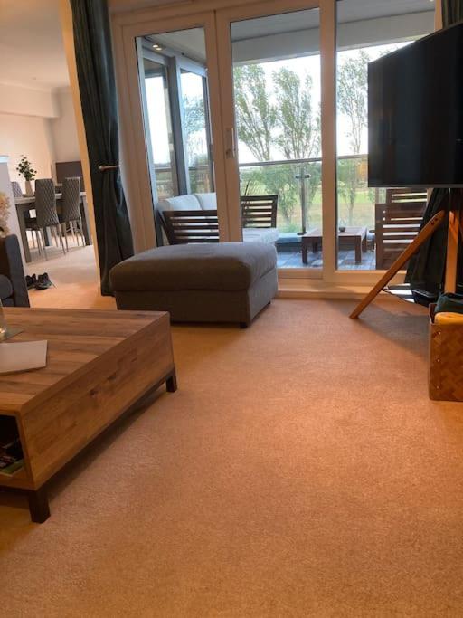 Beautiful 2 bedroom flat overlooking golf course