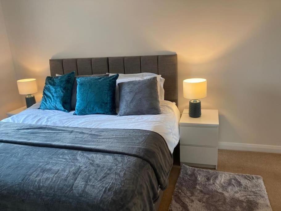 Beautiful 2 bedroom flat overlooking golf course