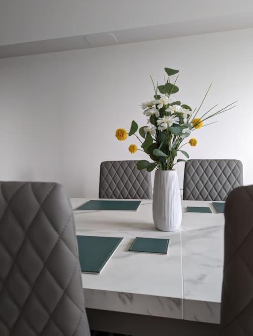 Beautiful 2 bedroom flat overlooking golf course