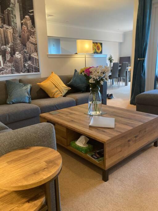 Beautiful 2 bedroom flat overlooking golf course