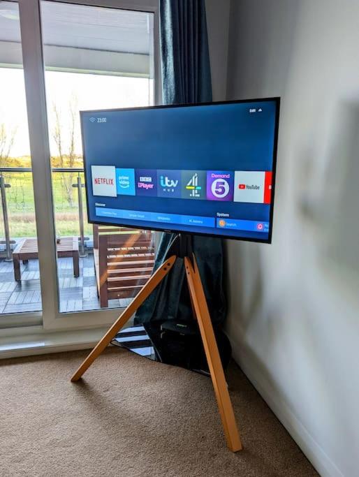 Beautiful 2 bedroom flat overlooking golf course