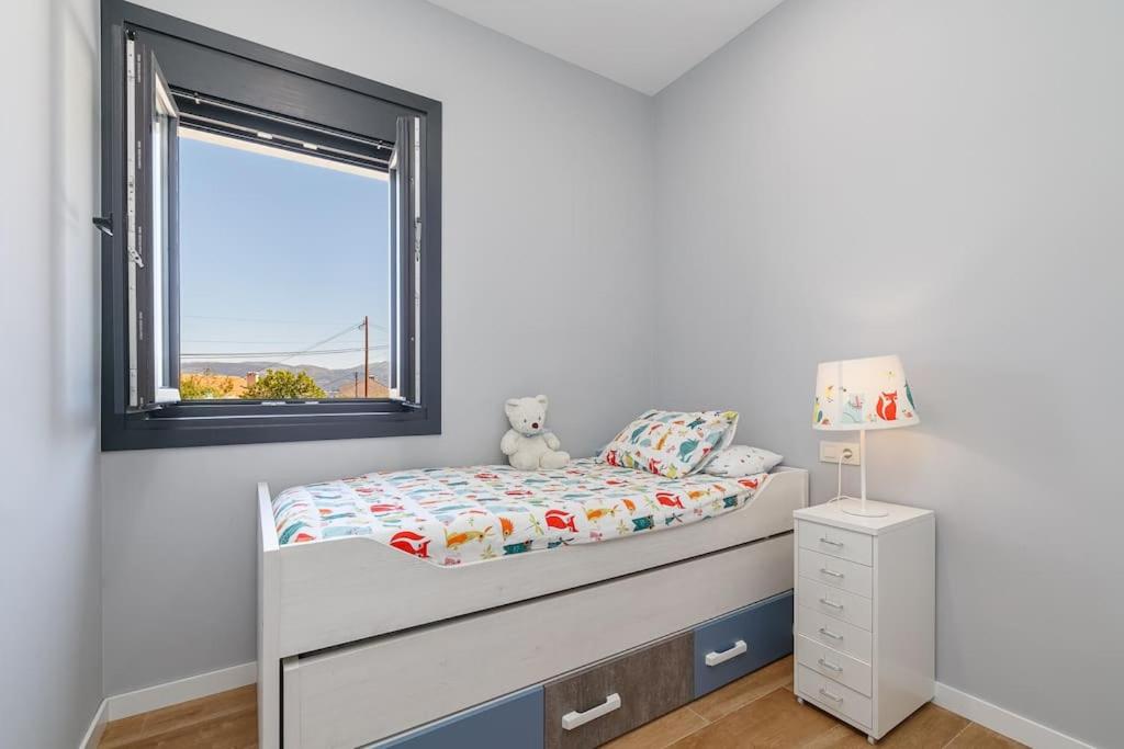 Casa nueva con piscina y vistas al mar