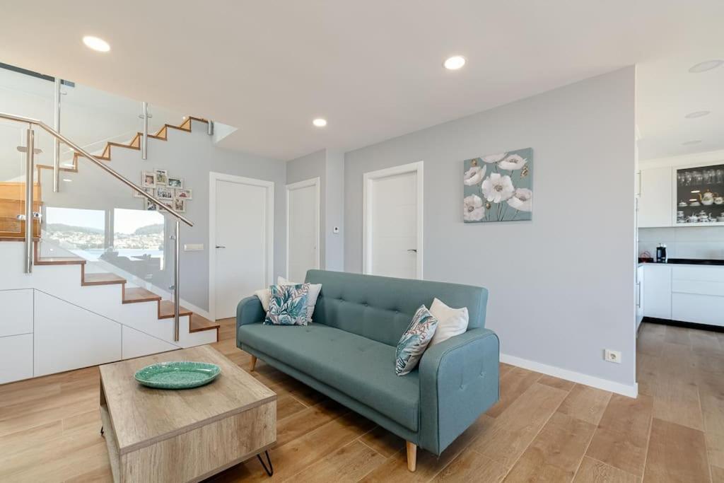 Casa nueva con piscina y vistas al mar