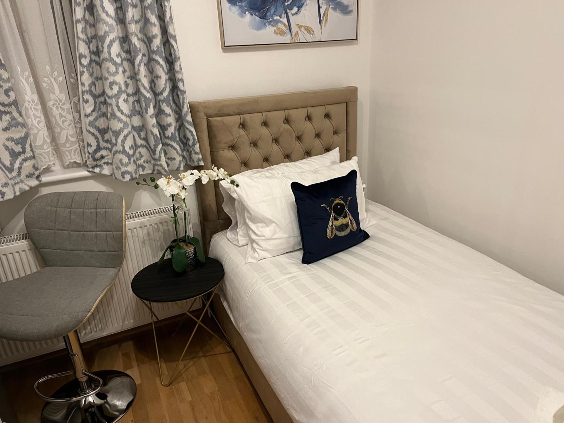 TJ Homes - Luxury Studio Suite with Garden View - Next to tube station London
