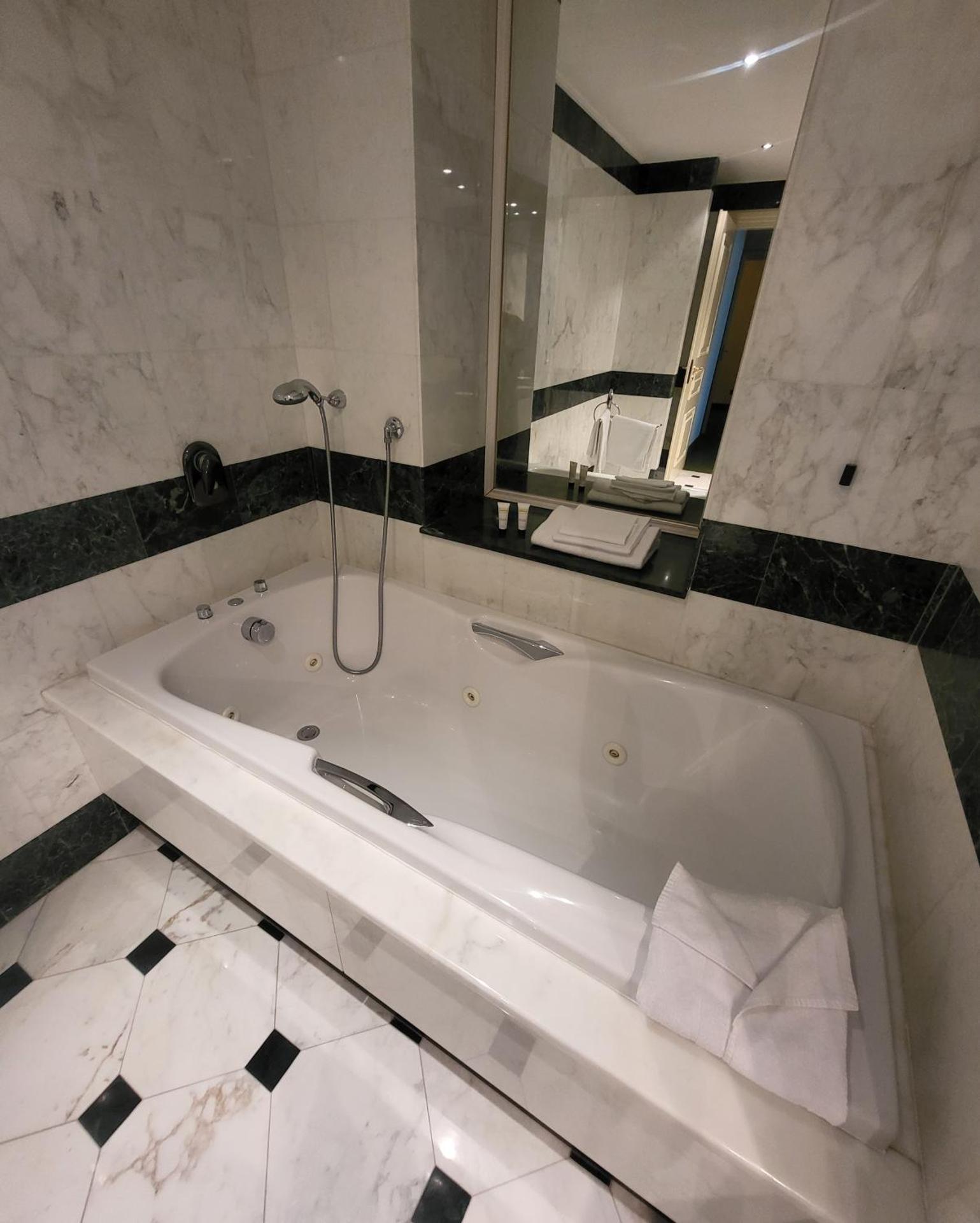 Deluxe Suite with Spa Bath