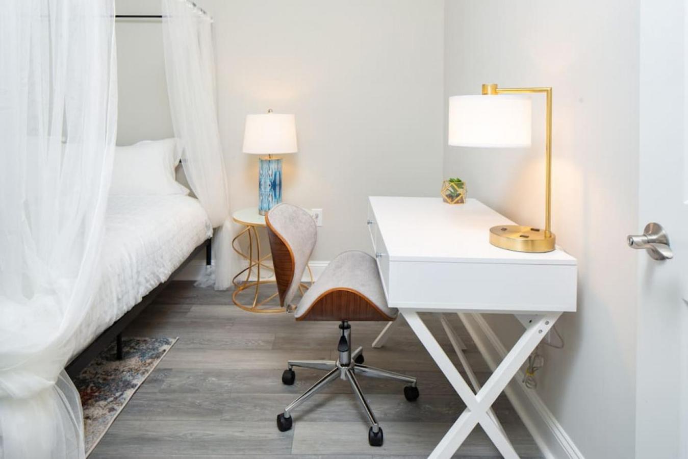 Modern 4BR Ground Level King Beds Steps 2 Beach C