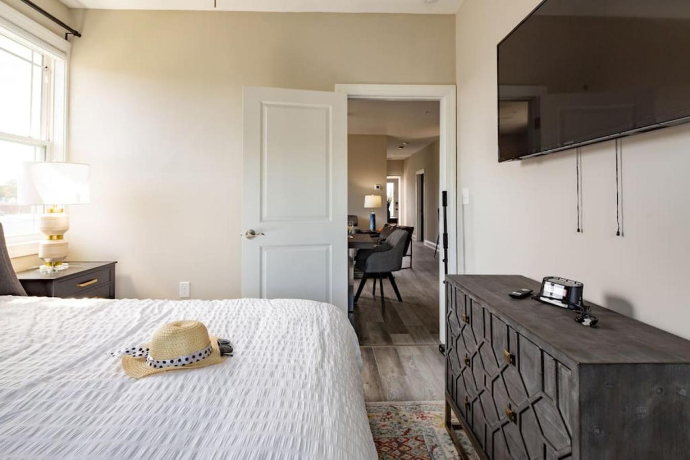 Modern 4BR Ground Level King Beds Steps 2 Beach C