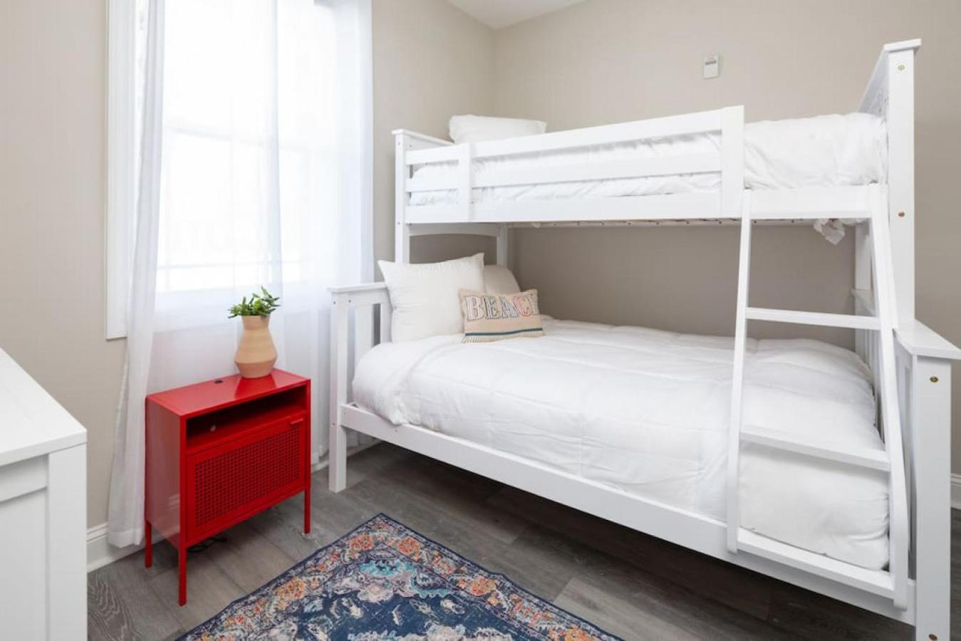 Modern 4BR Ground Level King Beds Steps 2 Beach C