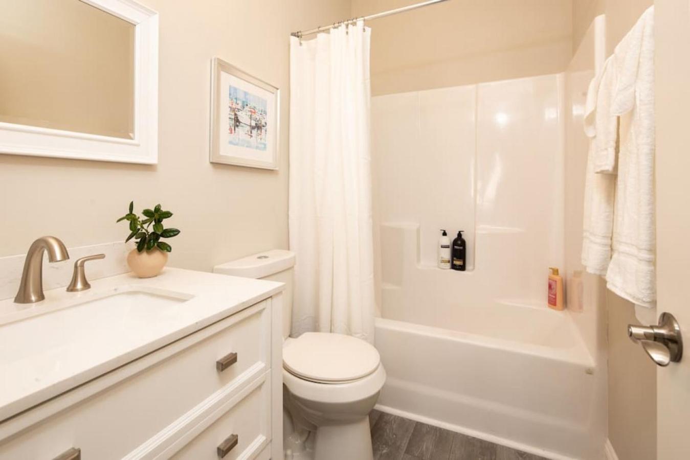 Modern 4BR Ground Level King Beds Steps 2 Beach C