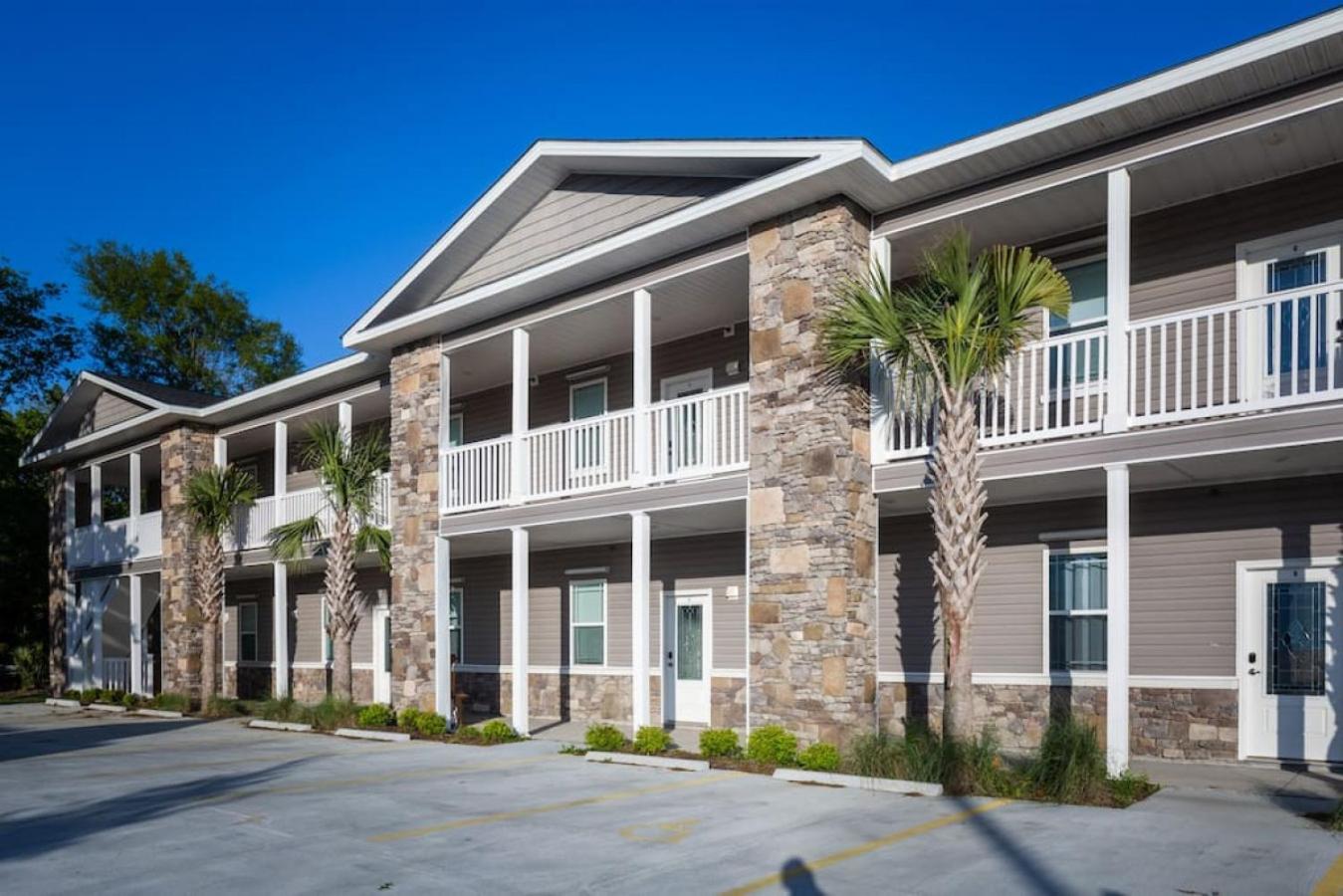 Modern 4BR Ground Level King Beds Steps 2 Beach C