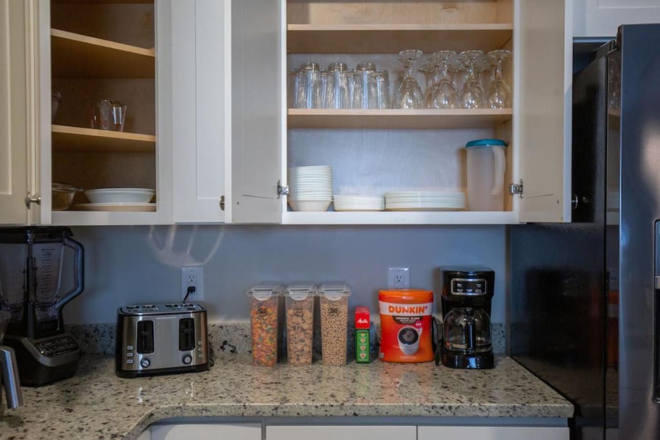 Modern 4BR Ground Level King Beds Steps 2 Beach C