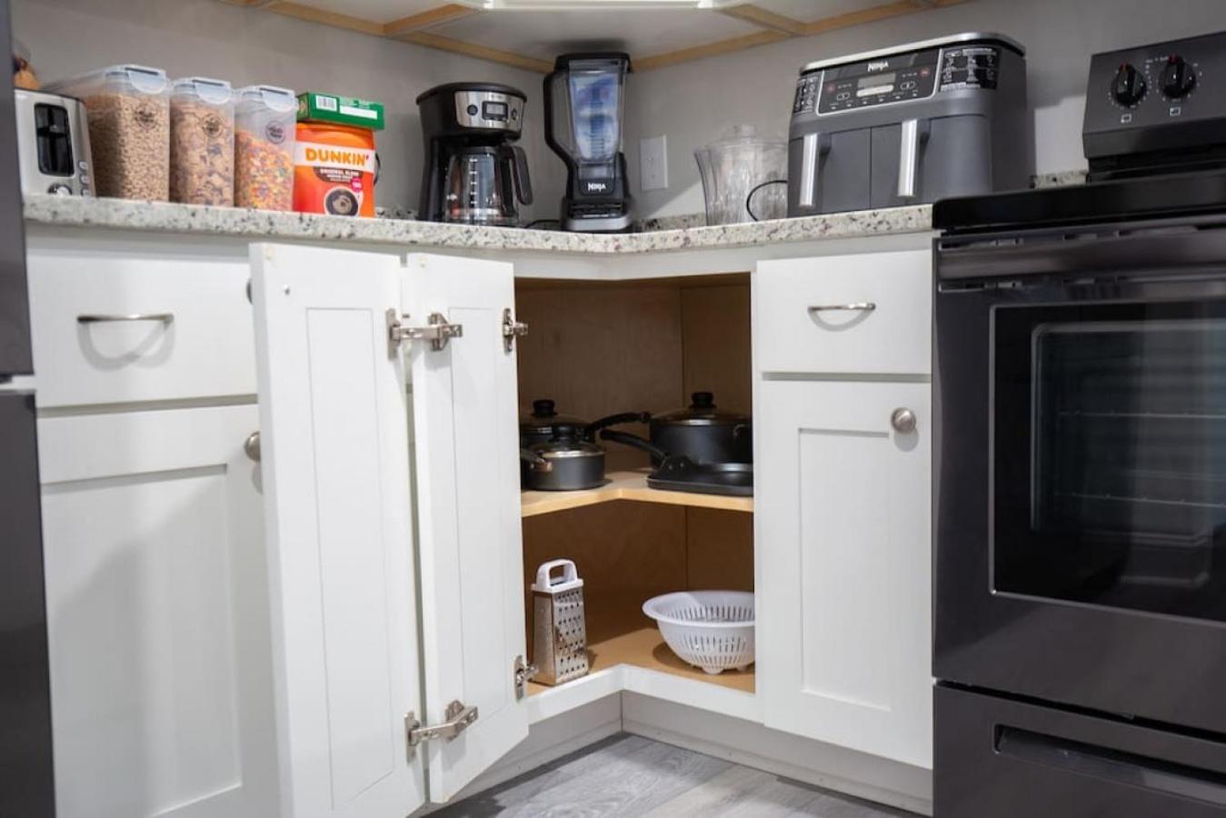 Modern 4BR Ground Level King Beds Steps 2 Beach C