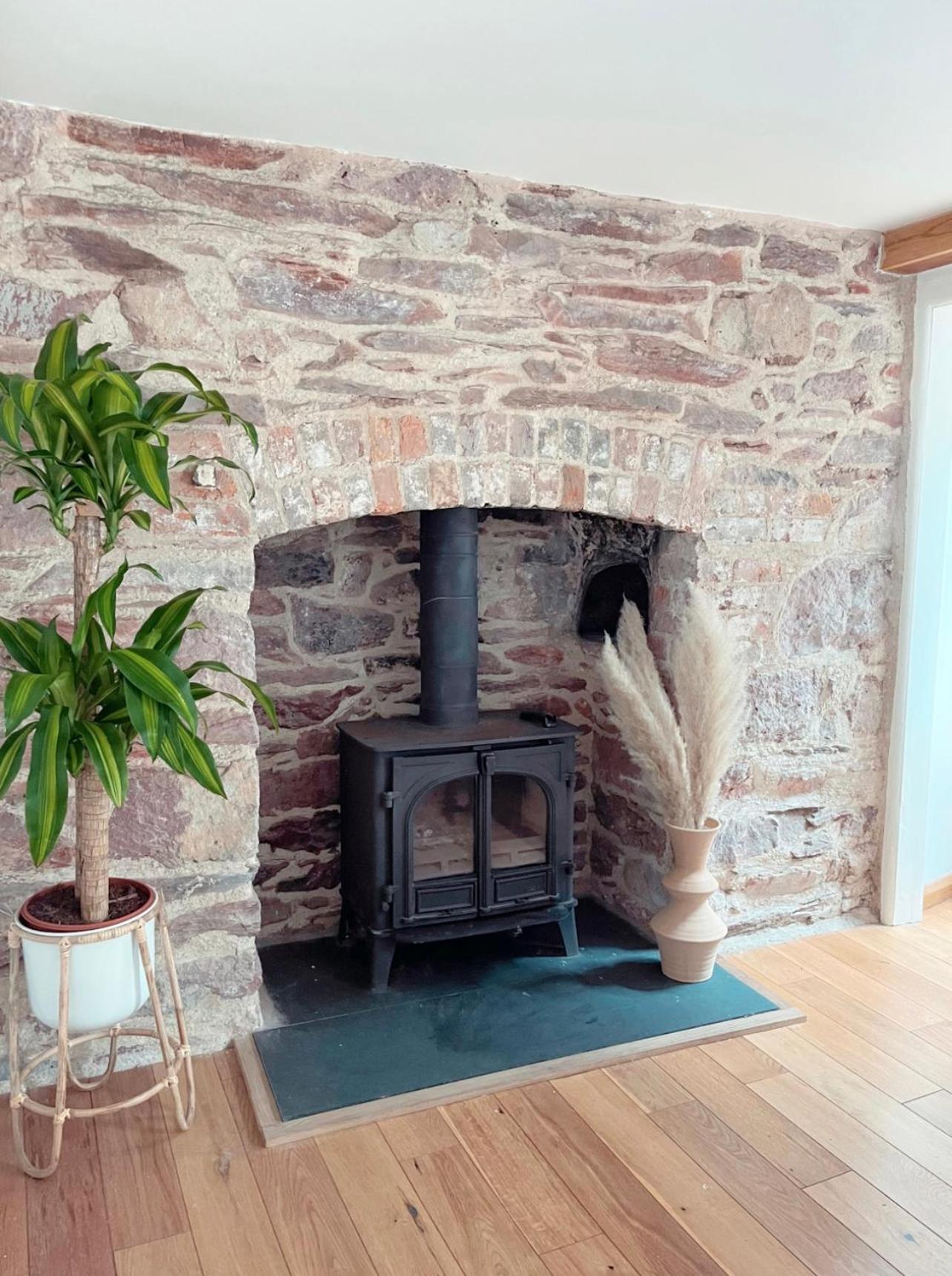 Seapink, Kingsand; luxury Cornish cottage with seaviews, bbq & paddleboards