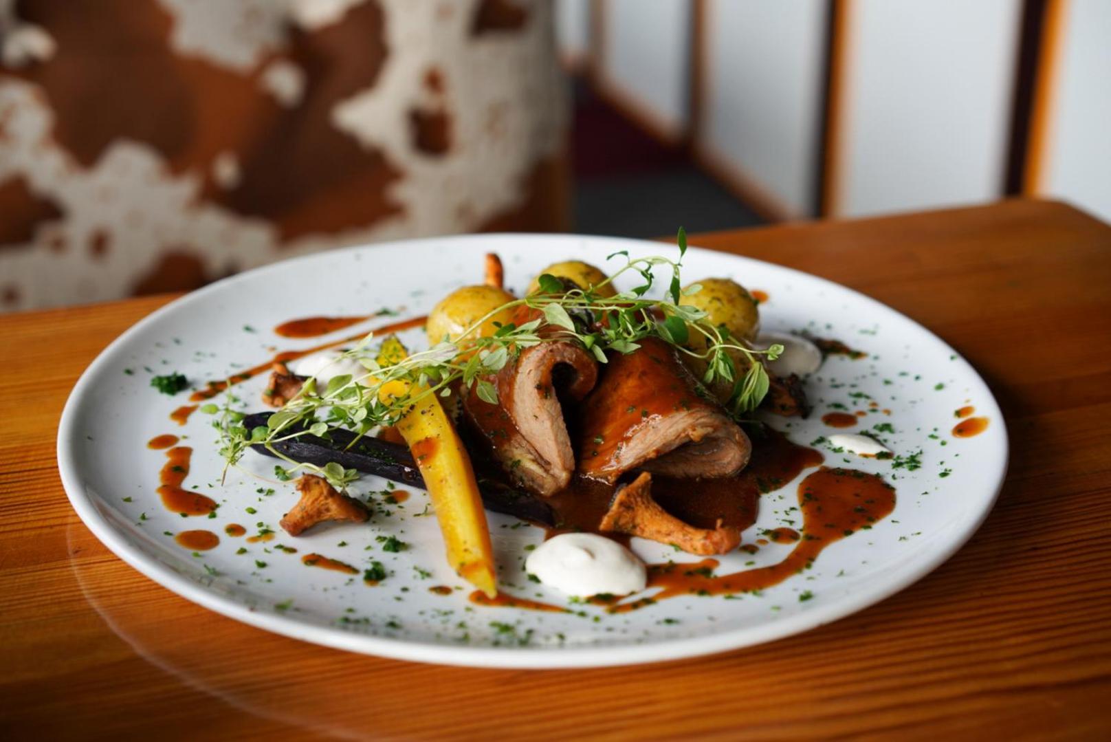 Le Ski Lodge & Steakhouse