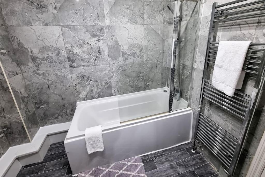 *6R* setup for your most amazing & relaxed stay + Free Parking + Free Fast WiFi *