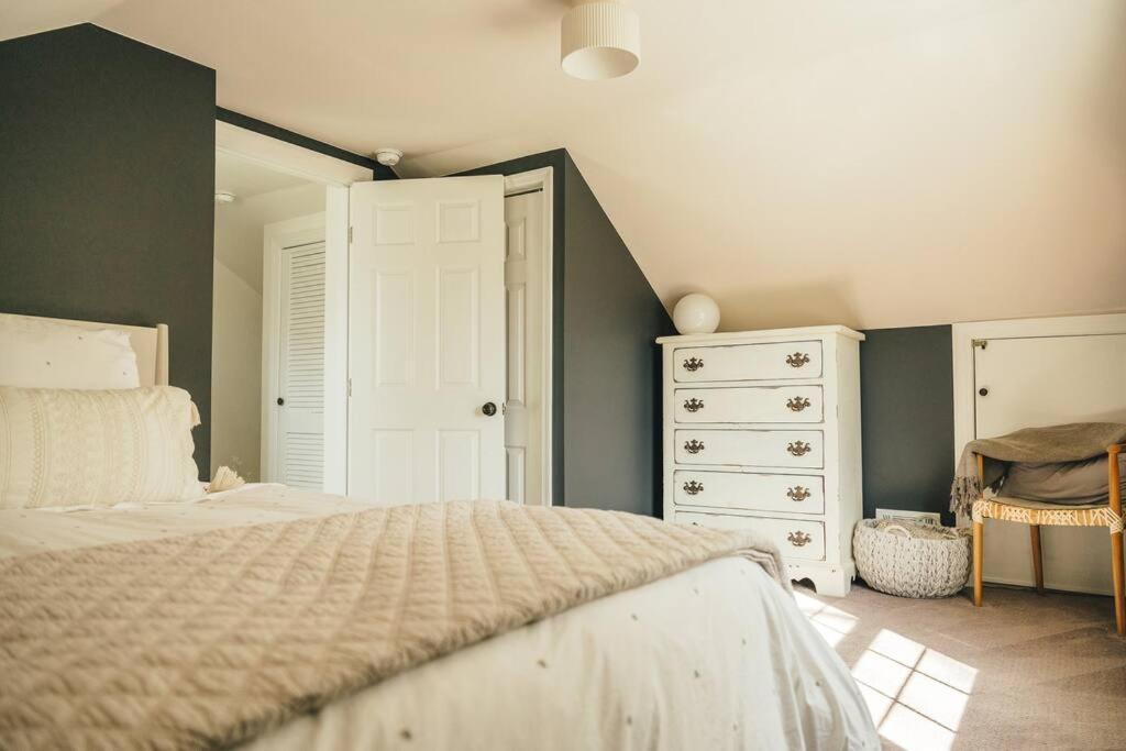 Cozy Cottage, Hot Tub, Fire Pit, 15min to Hudson and hiking