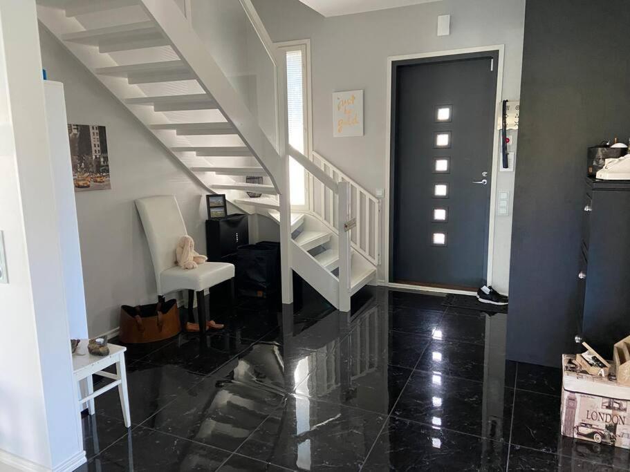 Hienoa talo porealtaalla lähellä Helsinkiä ja lentokenttää