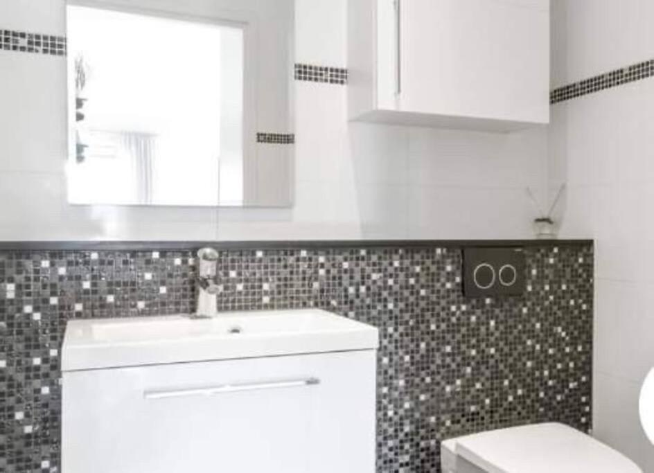 Hienoa talo porealtaalla lähellä Helsinkiä ja lentokenttää