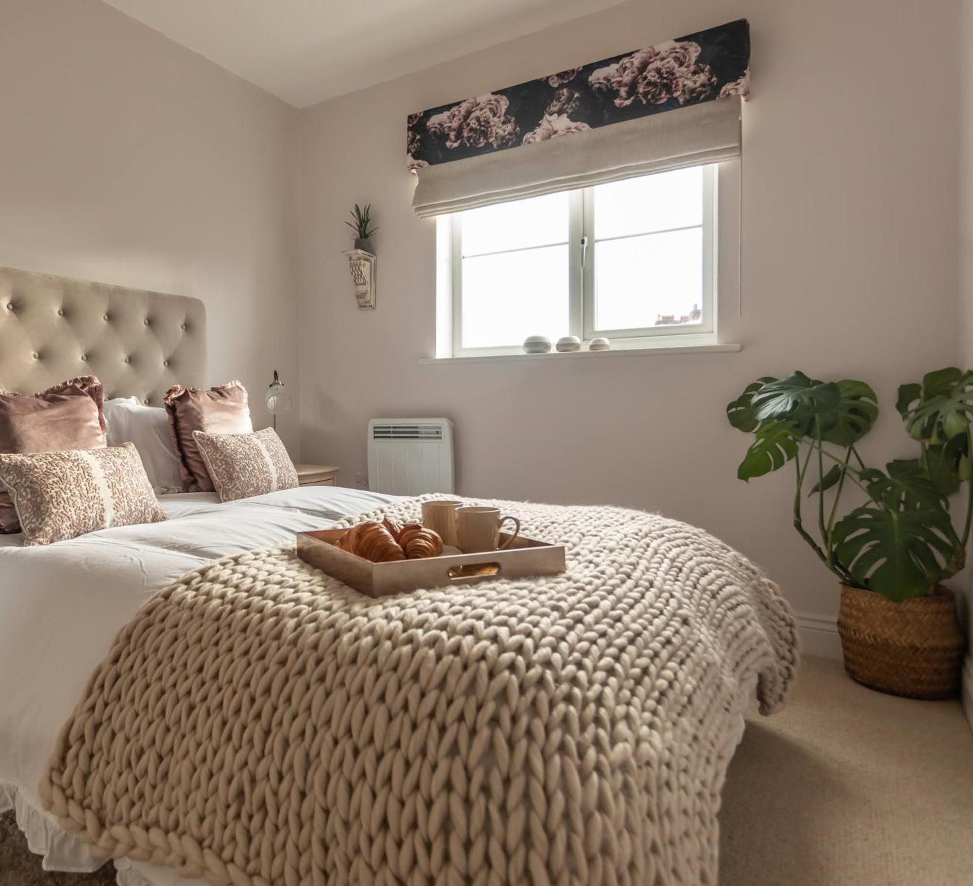 Chic, immaculate Warwick apartment sleeps 4,2 bathrooms, free private parking, easy walk to Warwick, canal-side pub on doorstep - perfect for breaks, the races or long work stays