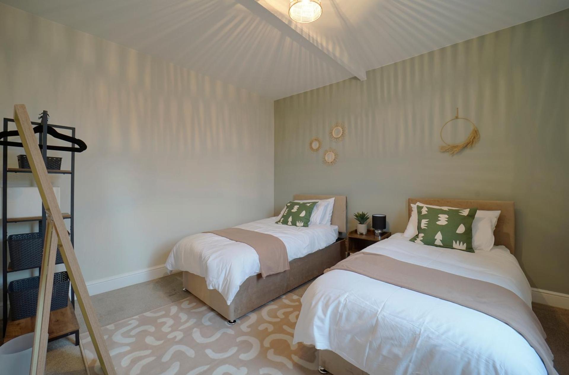 Spacious 4 bed town house in central Wetherby, sleeps 9, perfect for contractors or groups