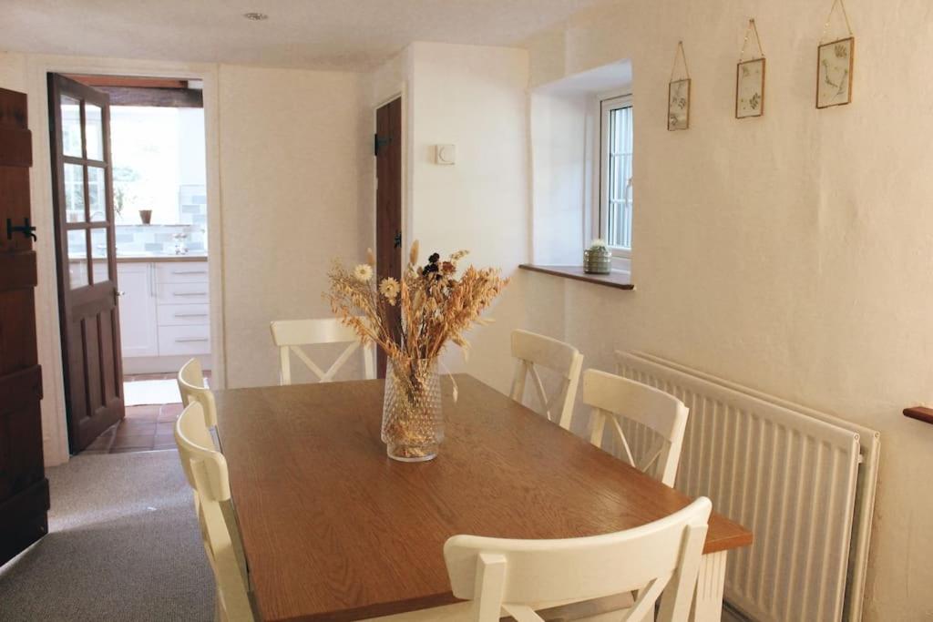 Pump Cottage - Cosy Herefordshire Cottage