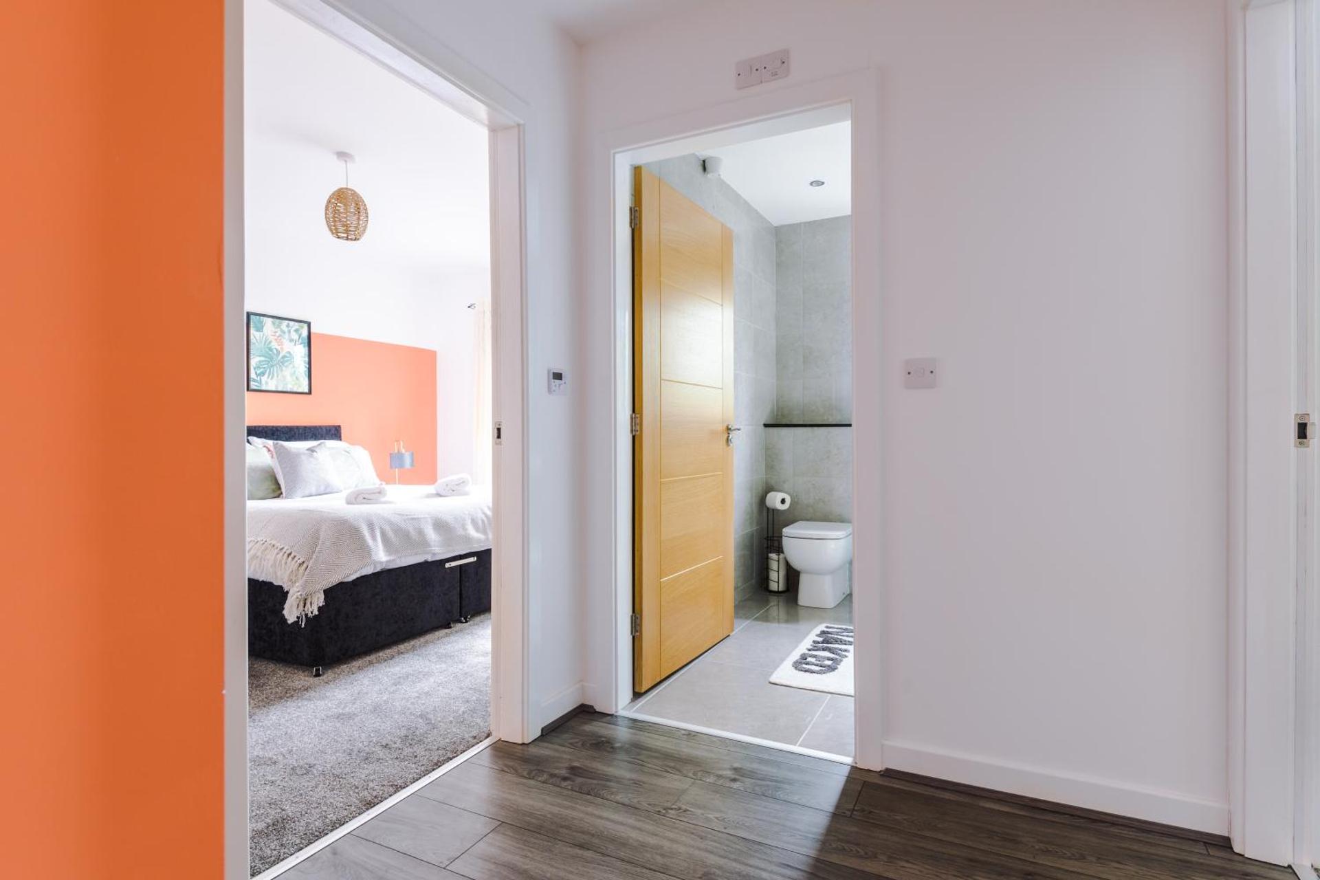 Formby Village Apartments By Greenstay Serviced Accommodation - A Luxury 2 Bed Apt - Perfect for Couples, Friends, Families & Business Travellers - FREE Parking - Dog Friendly - Fast Wi-Fi - 6