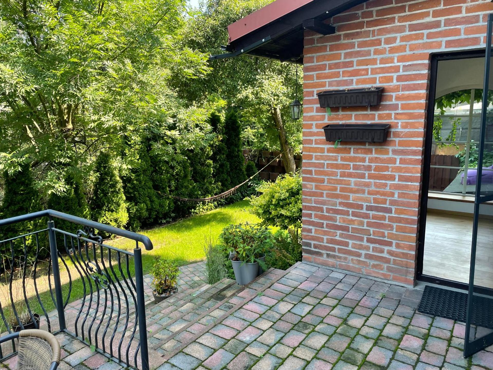 Apartament w centrum na starówce, pokój dzienny z aneksem kuchennym, sypialnia z podwójnym łóżkiem, piękna weranda, TV Smart, Wi-Fi, parking, FV, self check in 24H, Taras, Ogród nad rzeką, w sąsiedztwie restauracja , imprezy i usługi escort zakazane