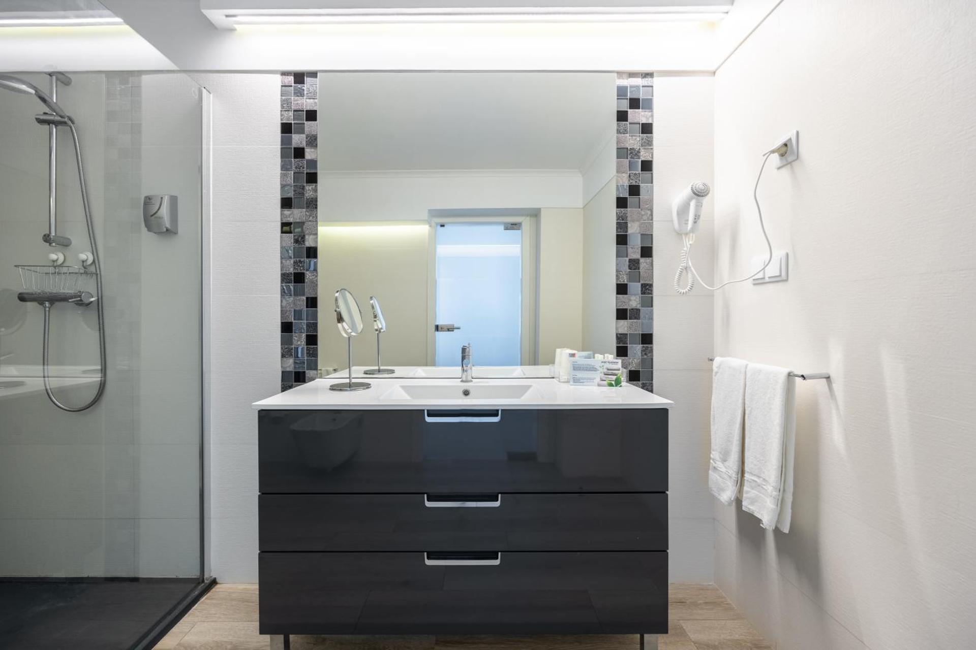 One-Bedroom Apartment with Island Views - Ground Floor