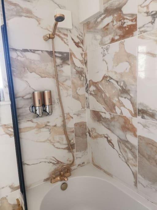 Modern 2 bedroom flat by Dover Port, Castle& Sea!