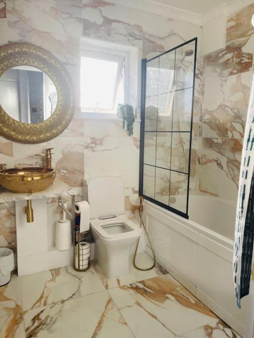 Modern 2 bedroom flat by Dover Port, Castle& Sea!