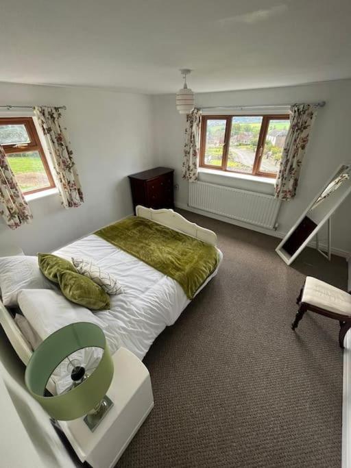 Staycation 3-bedroom home with panoramic views free off road parking