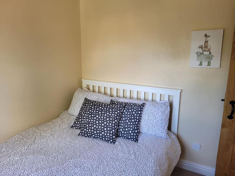 Two Bedroom Cottage (rural setting with good Access links)