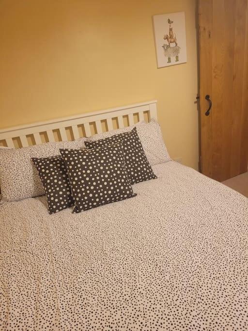 Two Bedroom Cottage (rural setting with good Access links)