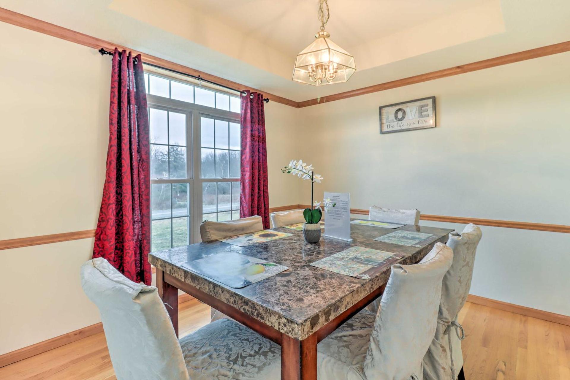 Game Room Poconos Family Home 13 Mi to Skiing!