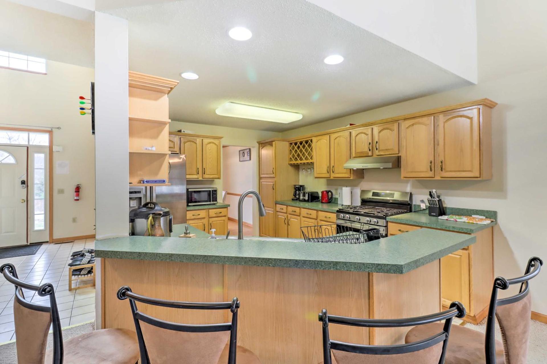 Game Room Poconos Family Home 13 Mi to Skiing!