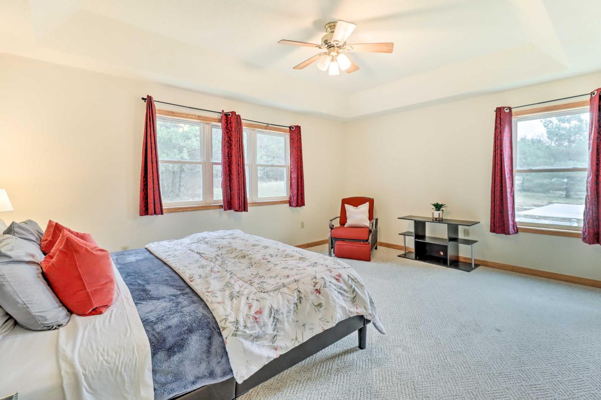 Game Room Poconos Family Home 13 Mi to Skiing!