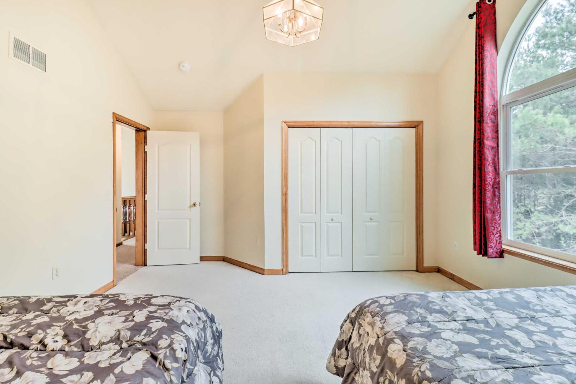 Game Room Poconos Family Home 13 Mi to Skiing!