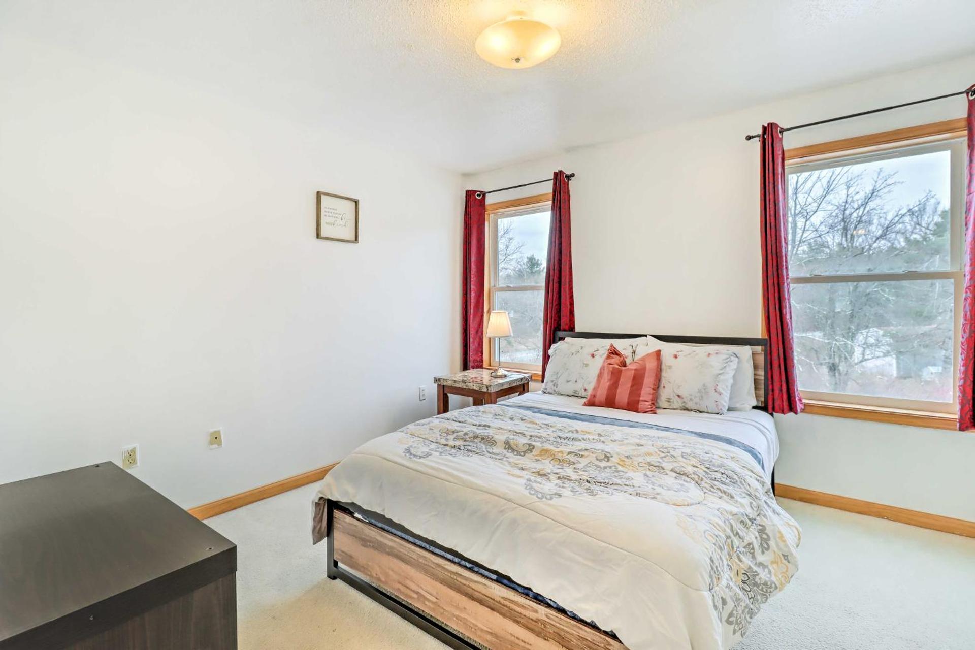 Game Room Poconos Family Home 13 Mi to Skiing!