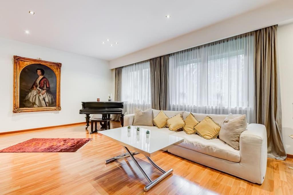 Exclusive Apartment in Eur Lake