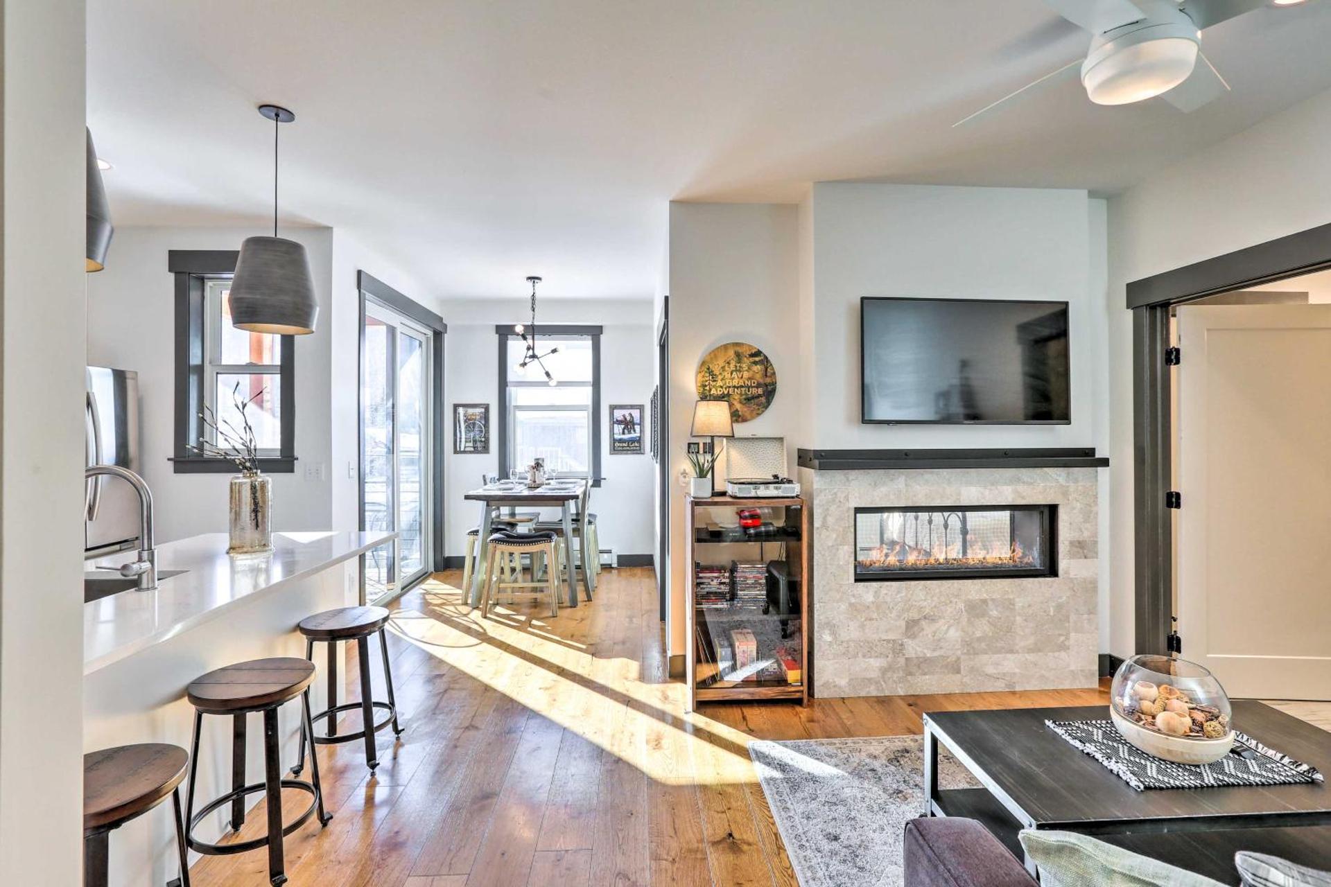 Modern Mountain Getaway, Walk to Grand Lake!