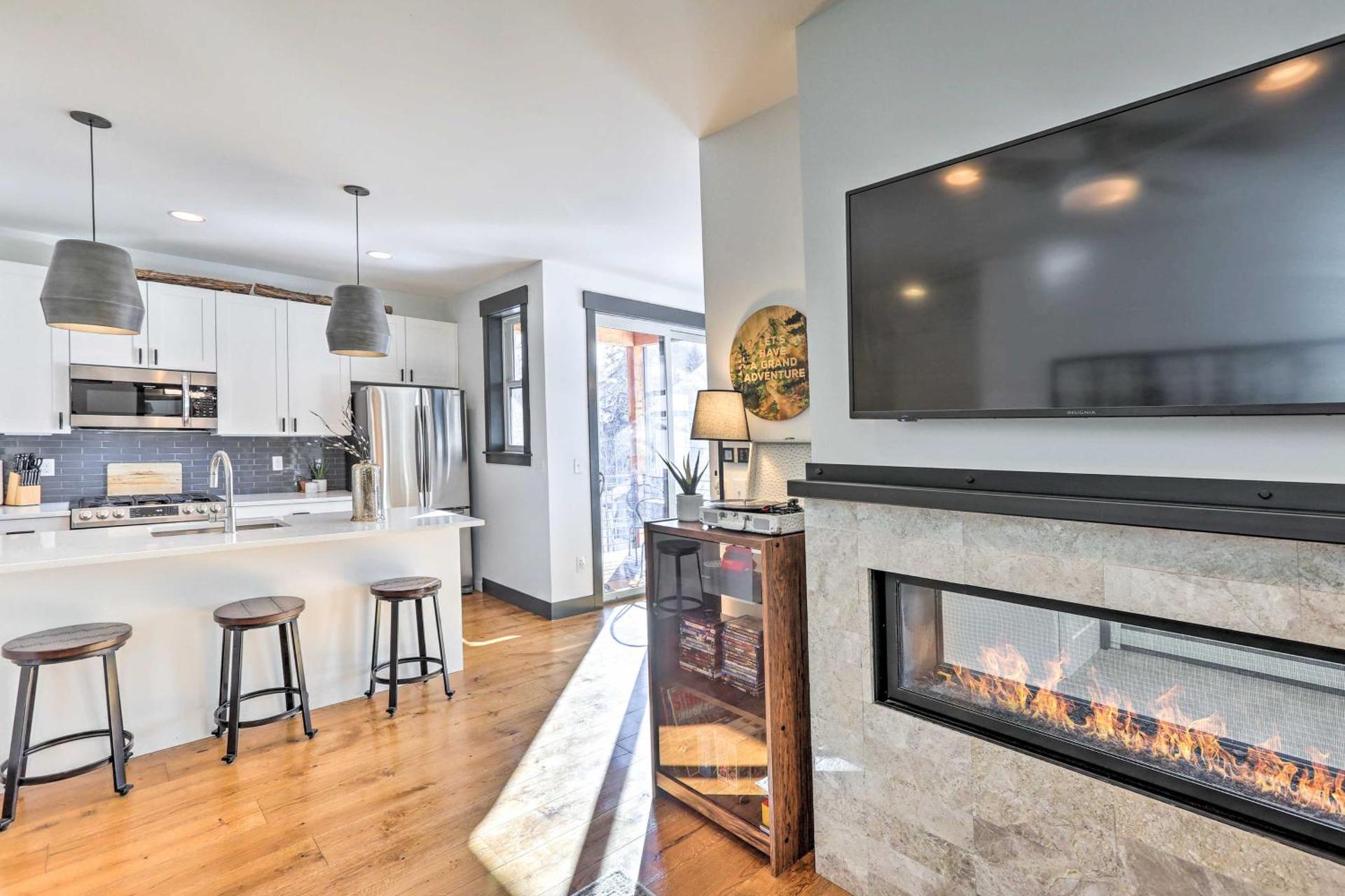 Modern Mountain Getaway, Walk to Grand Lake!