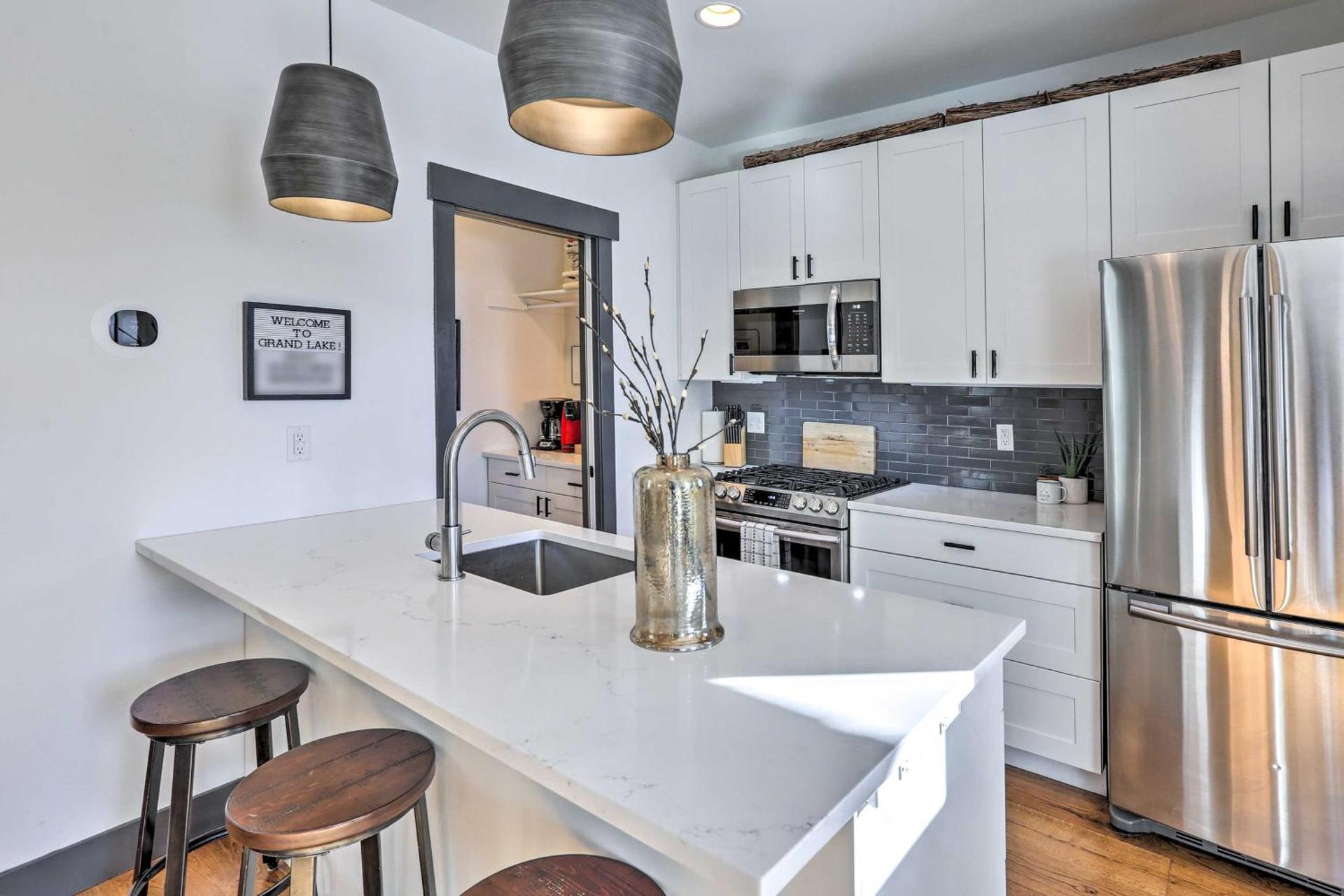 Modern Mountain Getaway, Walk to Grand Lake!