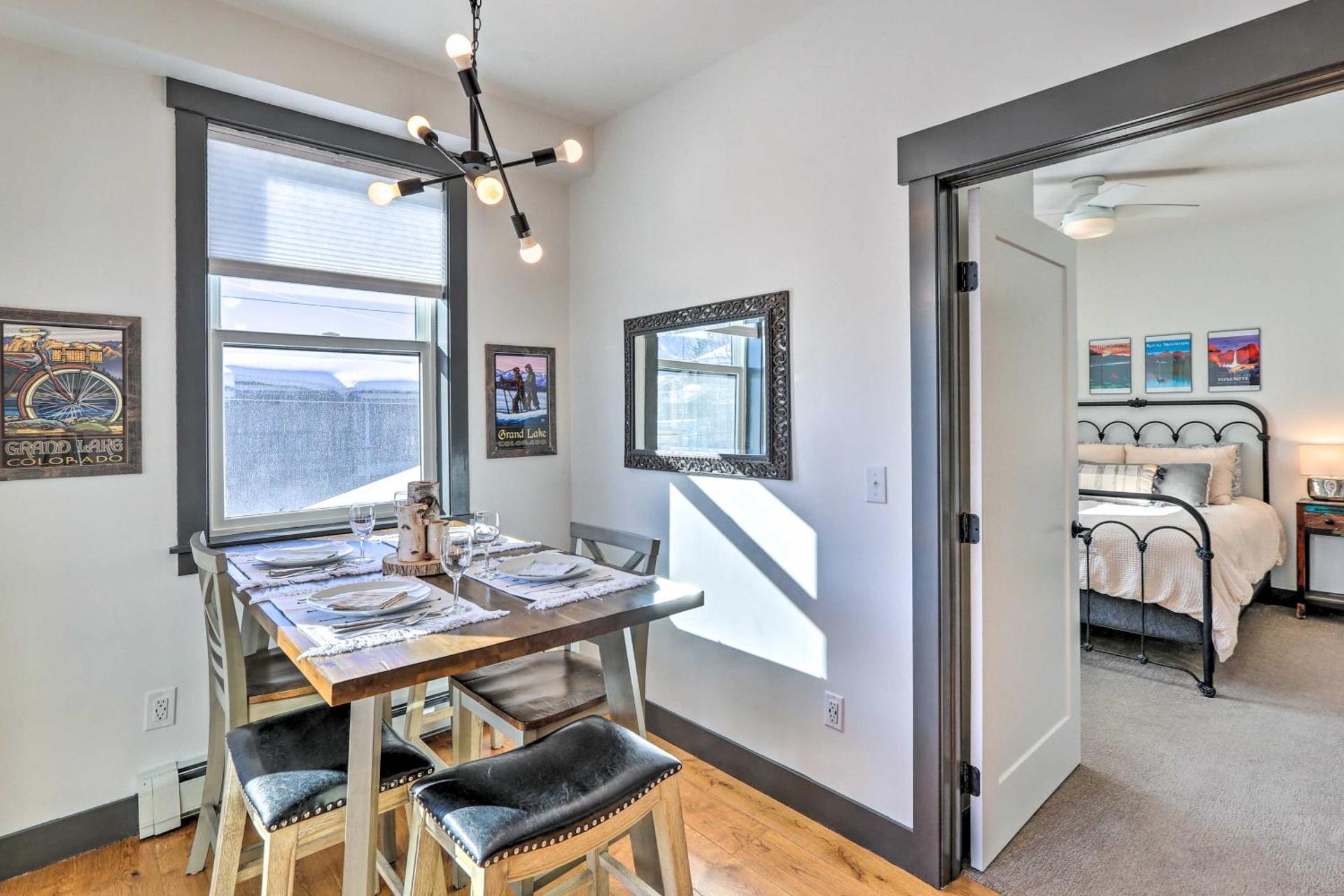 Modern Mountain Getaway, Walk to Grand Lake!