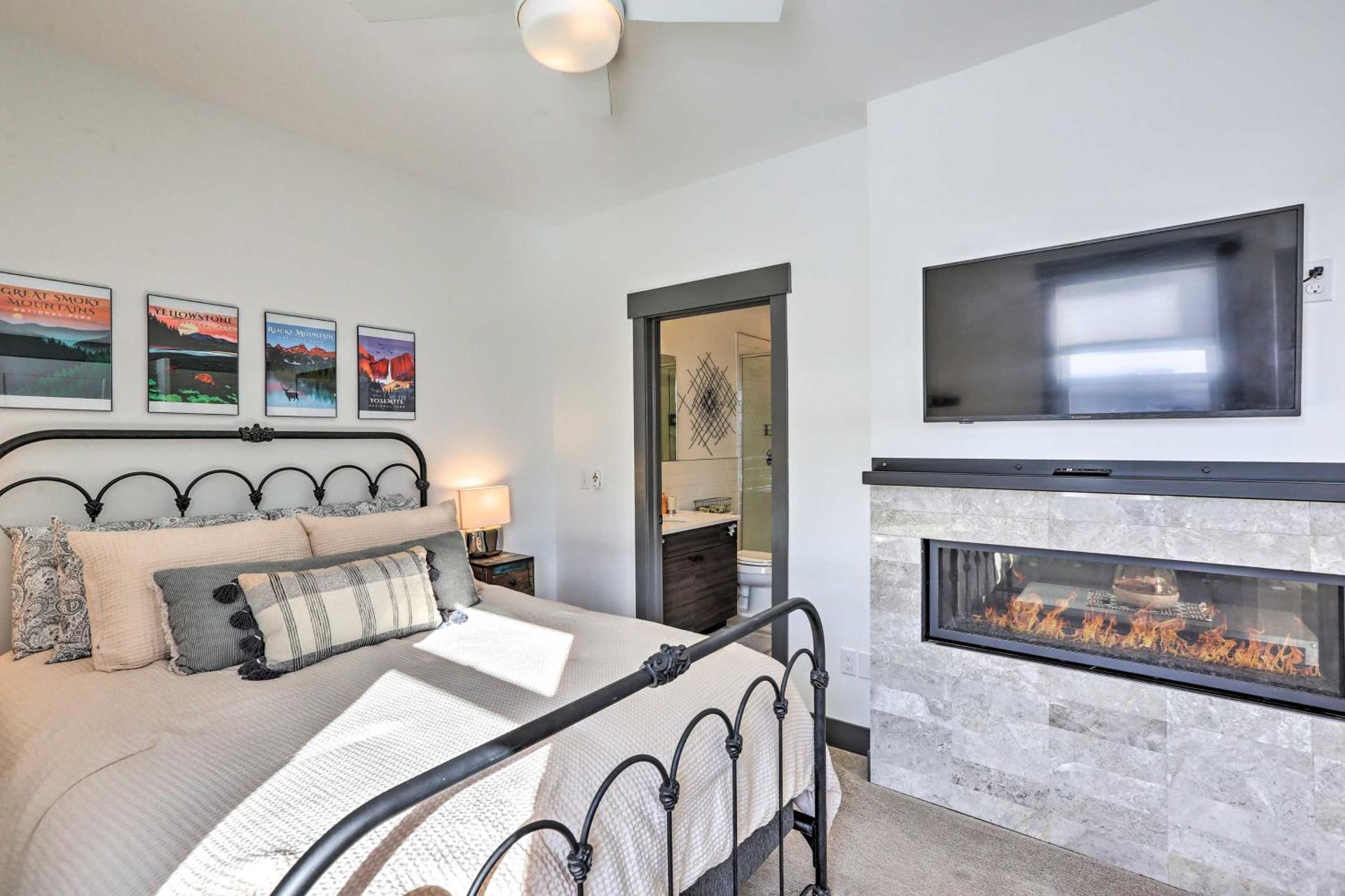 Modern Mountain Getaway, Walk to Grand Lake!