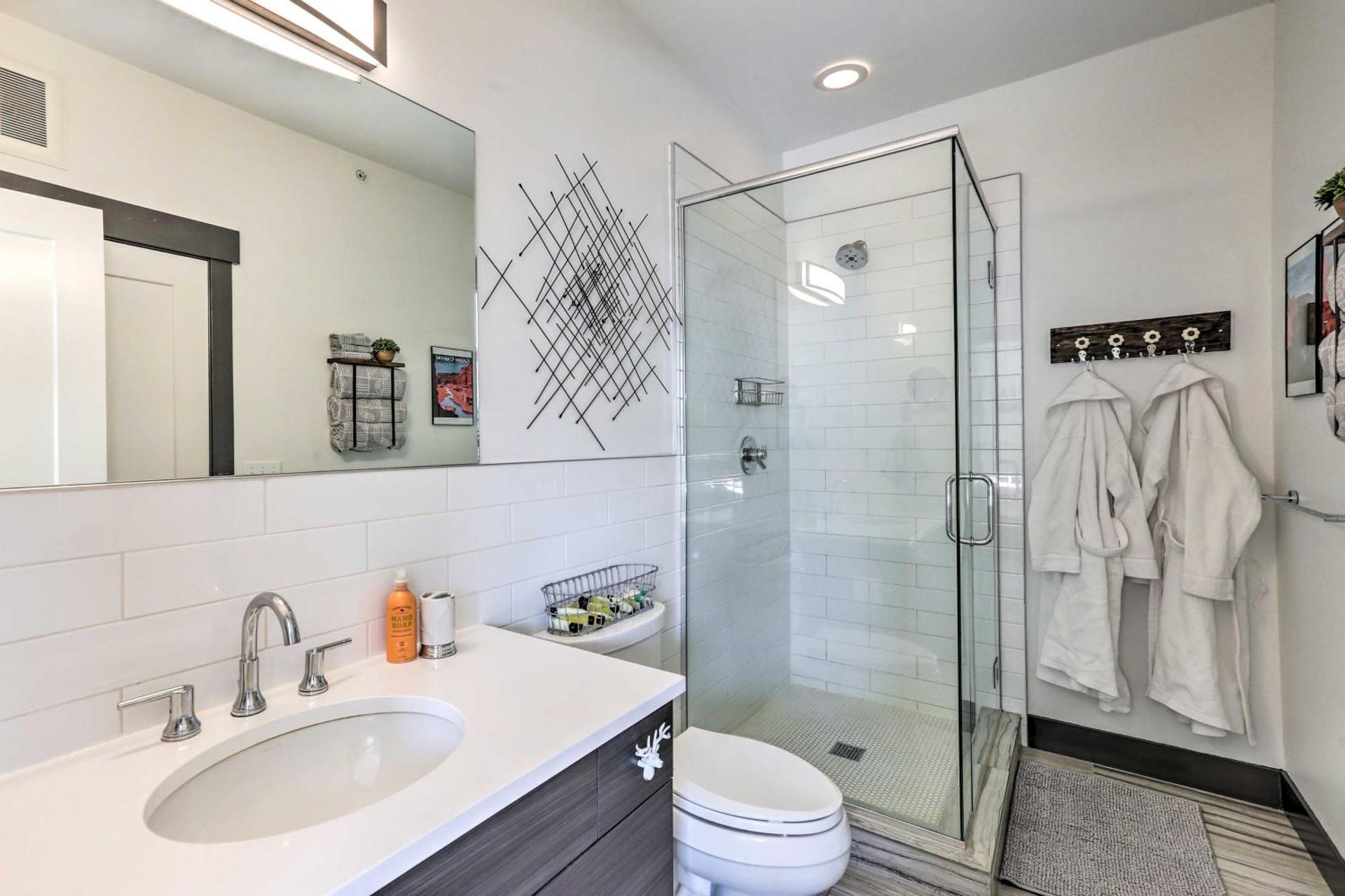 Modern Mountain Getaway, Walk to Grand Lake!